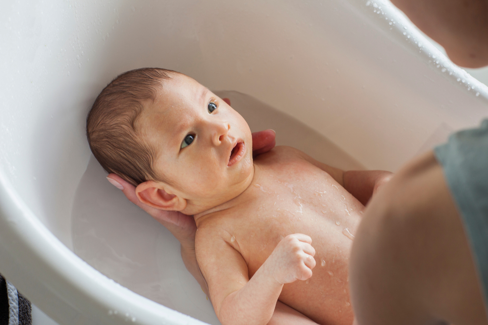 Fare il bagnetto al neonato: guida per i genitori